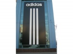  Adidas.   